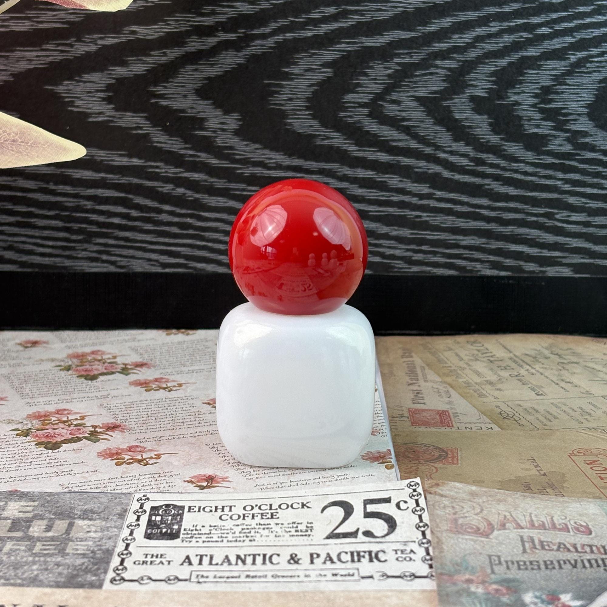 30ml White Glass Dropper Bottles with Plastic Ball Cap