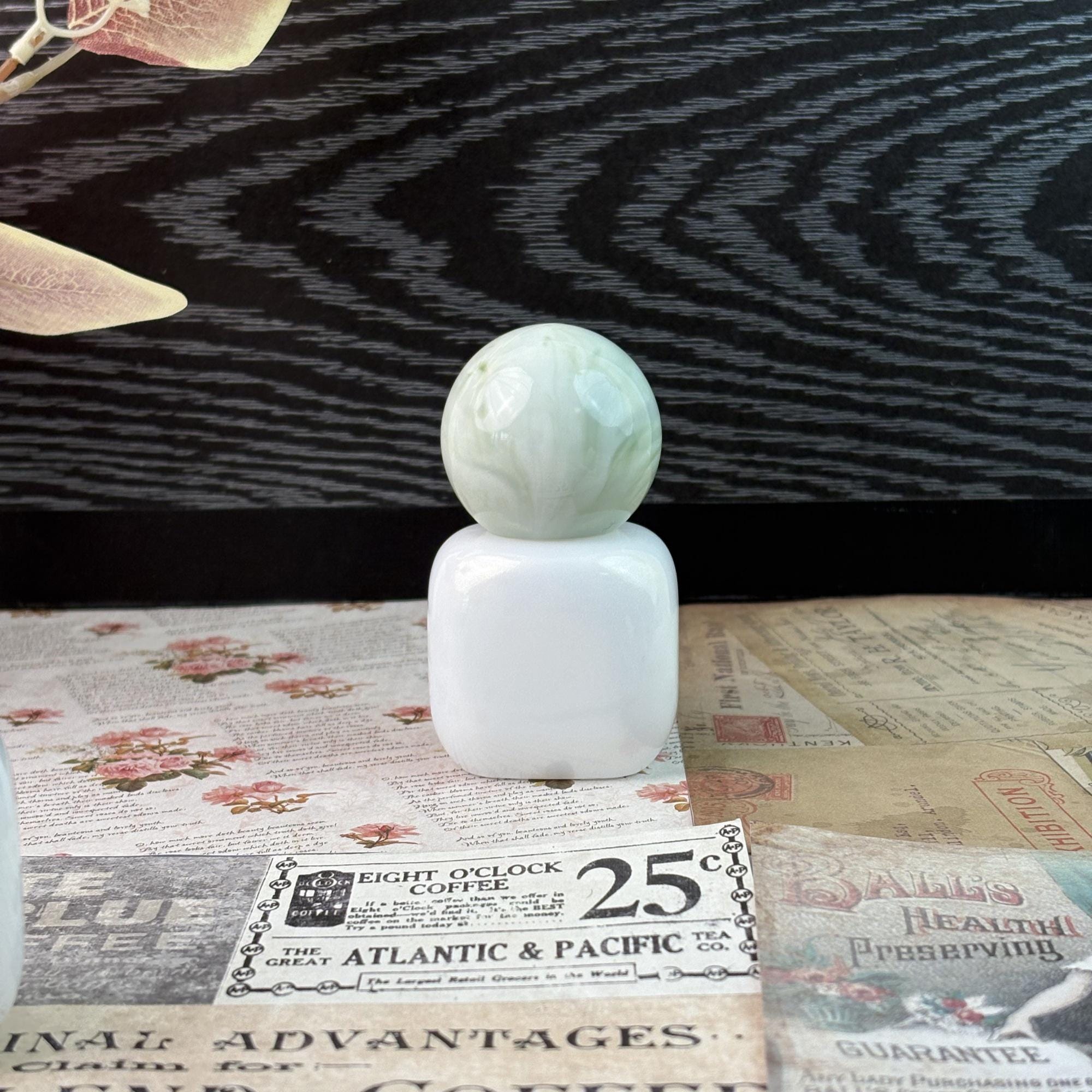 30ml White Glass Dropper Bottles with Plastic Ball Cap