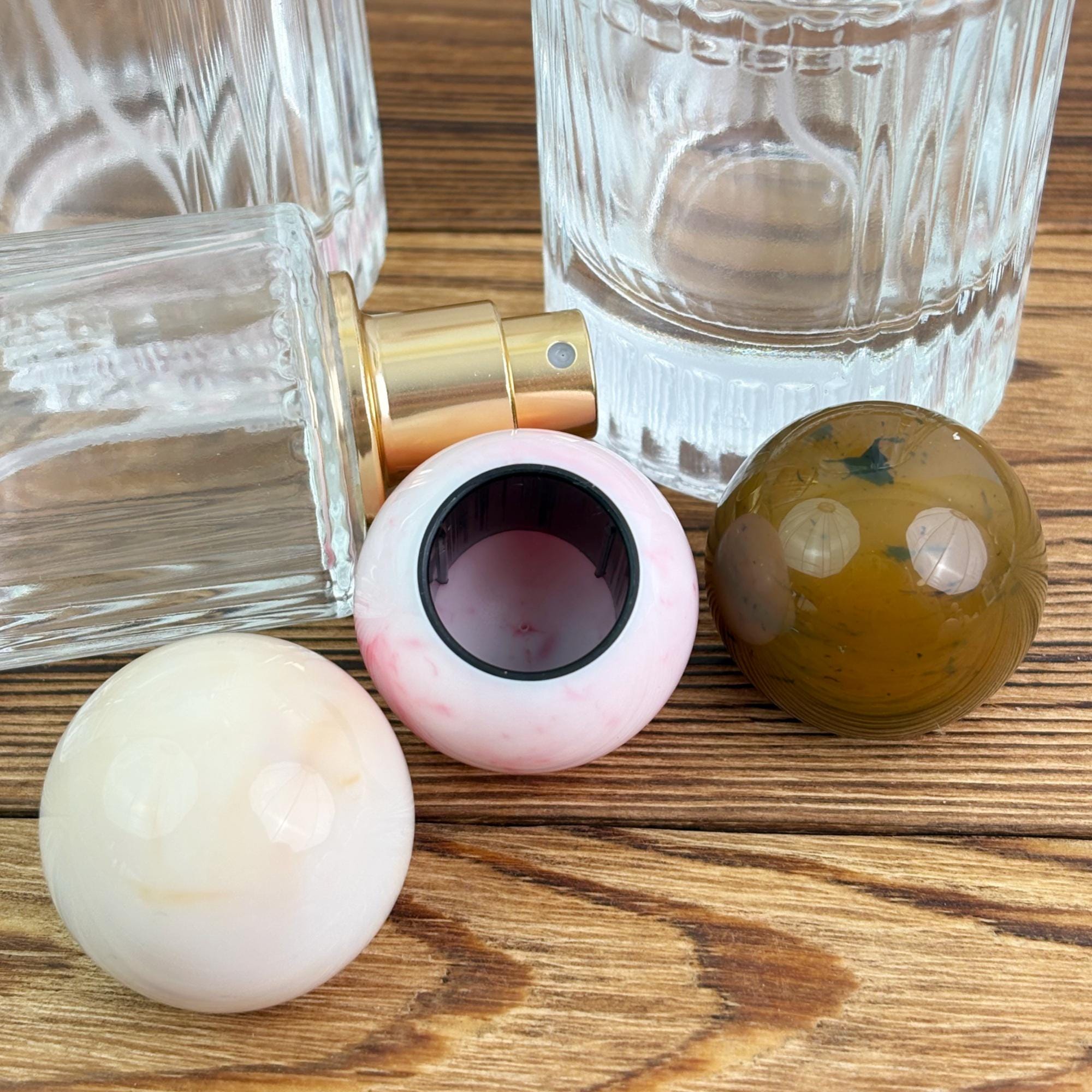 High-end Clear Ribbed Glass Spray Bottle with Marble Ball