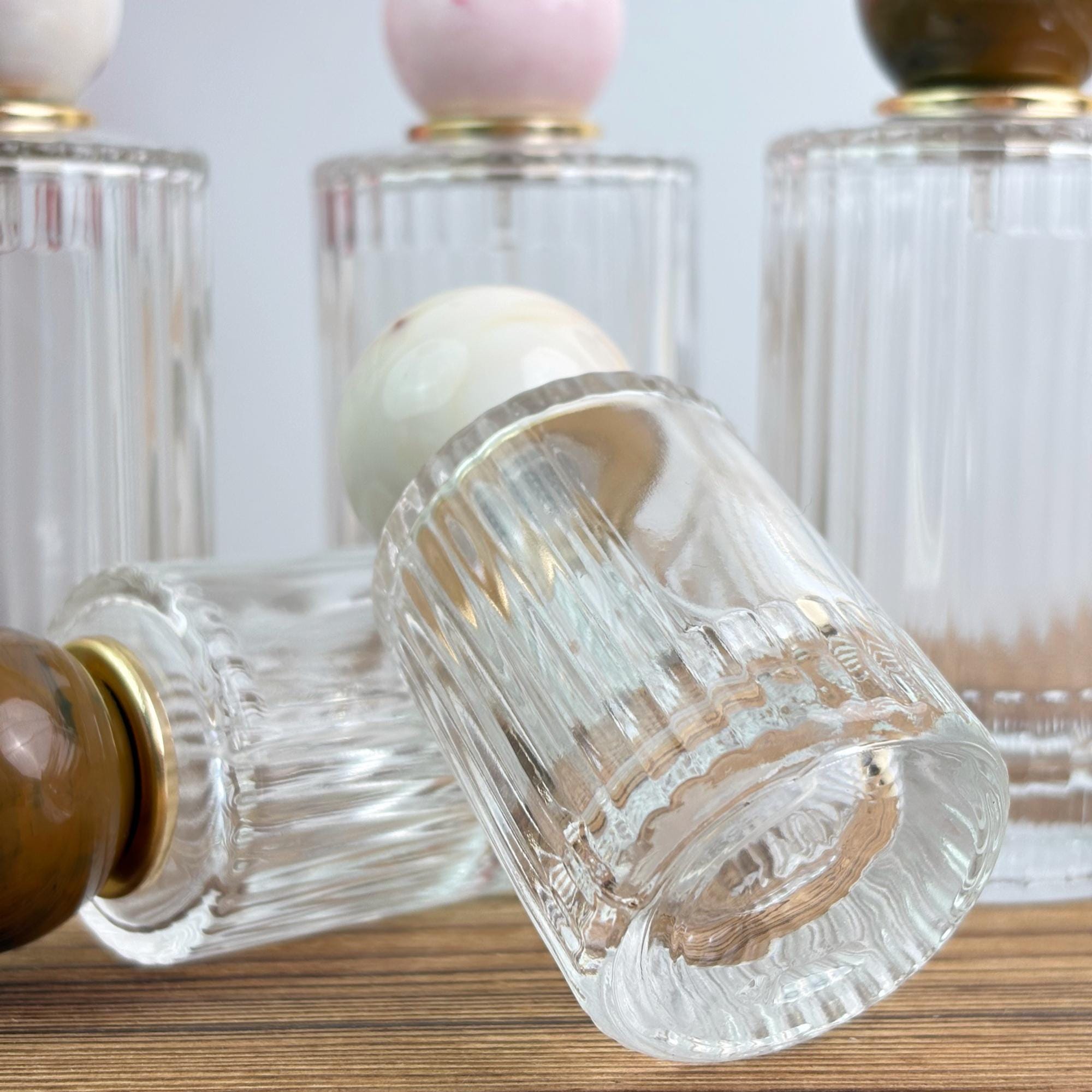 High-end Clear Ribbed Glass Spray Bottle with Marble Ball